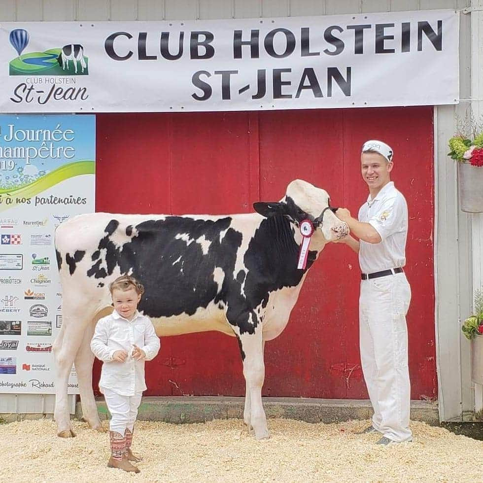 Mathieu Ostiguyさんのインスタグラム写真 - (Mathieu OstiguyInstagram)「Très fier de ma première expérience aux jeunes ruraux! 1er au jugement et 5e au showmanship. Merci @holsteinpower !!!! J'ai adoré ma journée!! . . . #showtime #showcow #showheifer #holstein #holsteinpassion #firstexperience」7月7日 4時23分 - math.ostiguy27