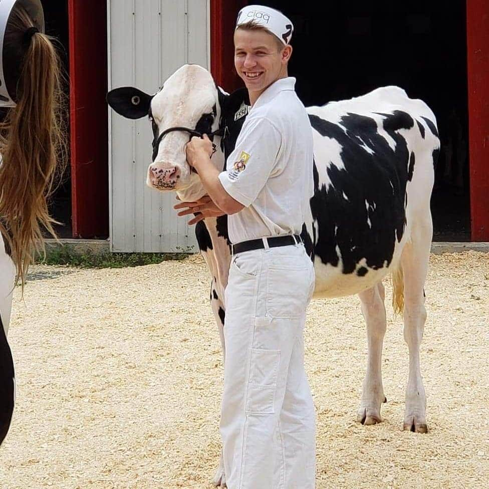 Mathieu Ostiguyさんのインスタグラム写真 - (Mathieu OstiguyInstagram)「Très fier de ma première expérience aux jeunes ruraux! 1er au jugement et 5e au showmanship. Merci @holsteinpower !!!! J'ai adoré ma journée!! . . . #showtime #showcow #showheifer #holstein #holsteinpassion #firstexperience」7月7日 4時23分 - math.ostiguy27