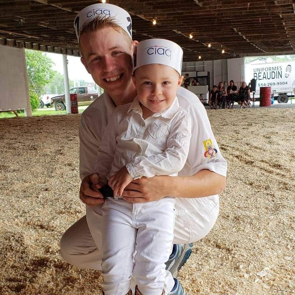 Mathieu Ostiguyのインスタグラム：「Très fier de ma première expérience aux jeunes ruraux! 1er au jugement et 5e au showmanship. Merci @holsteinpower !!!! J'ai adoré ma journée!! . . . #showtime #showcow #showheifer #holstein #holsteinpassion #firstexperience」