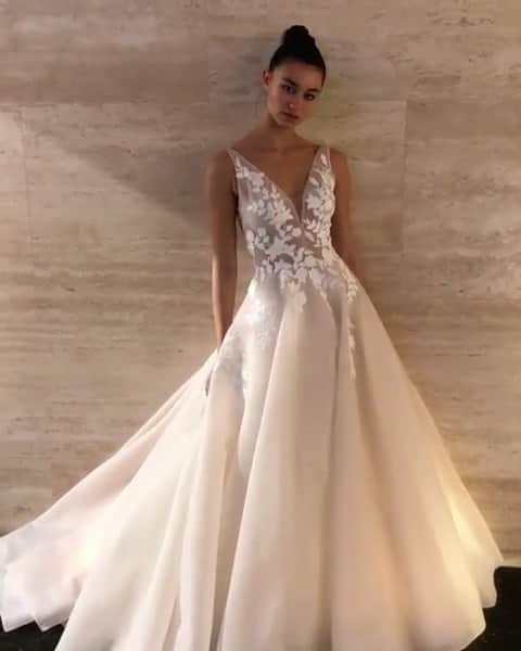 Wedding Lifeのインスタグラム：「So lovely!❤️ @enzoani Tag your gals •  @enzoani @enzoani  @enzoani」