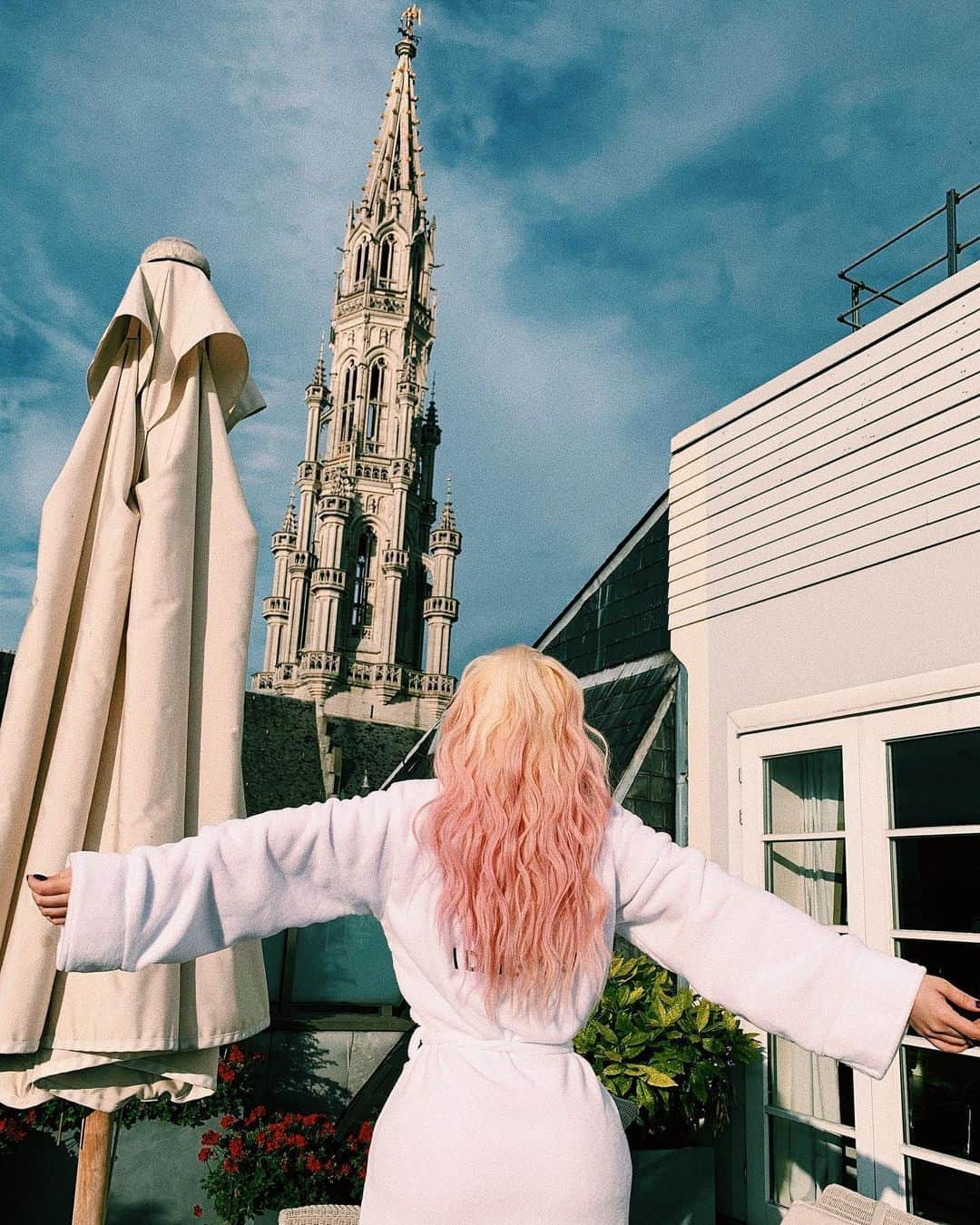 クリスティーナ・アギレラさんのインスタグラム写真 - (クリスティーナ・アギレラInstagram)「Taking in beautiful Belgium ☀️ #TheXTour」7月7日 4時29分 - xtina