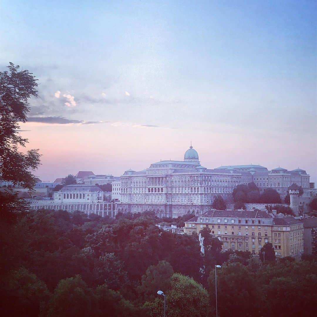 ロッテ・ヴァービークさんのインスタグラム写真 - (ロッテ・ヴァービークInstagram)「Picture postcard 💜  #dreamy #budapest」7月7日 4時36分 - lotteverbeek