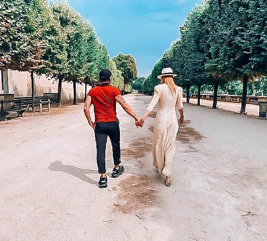 ニコール・キッドマンさんのインスタグラム写真 - (ニコール・キッドマンInstagram)「Tuileries Gardens 👫🌳 #Paris」7月7日 4時43分 - nicolekidman