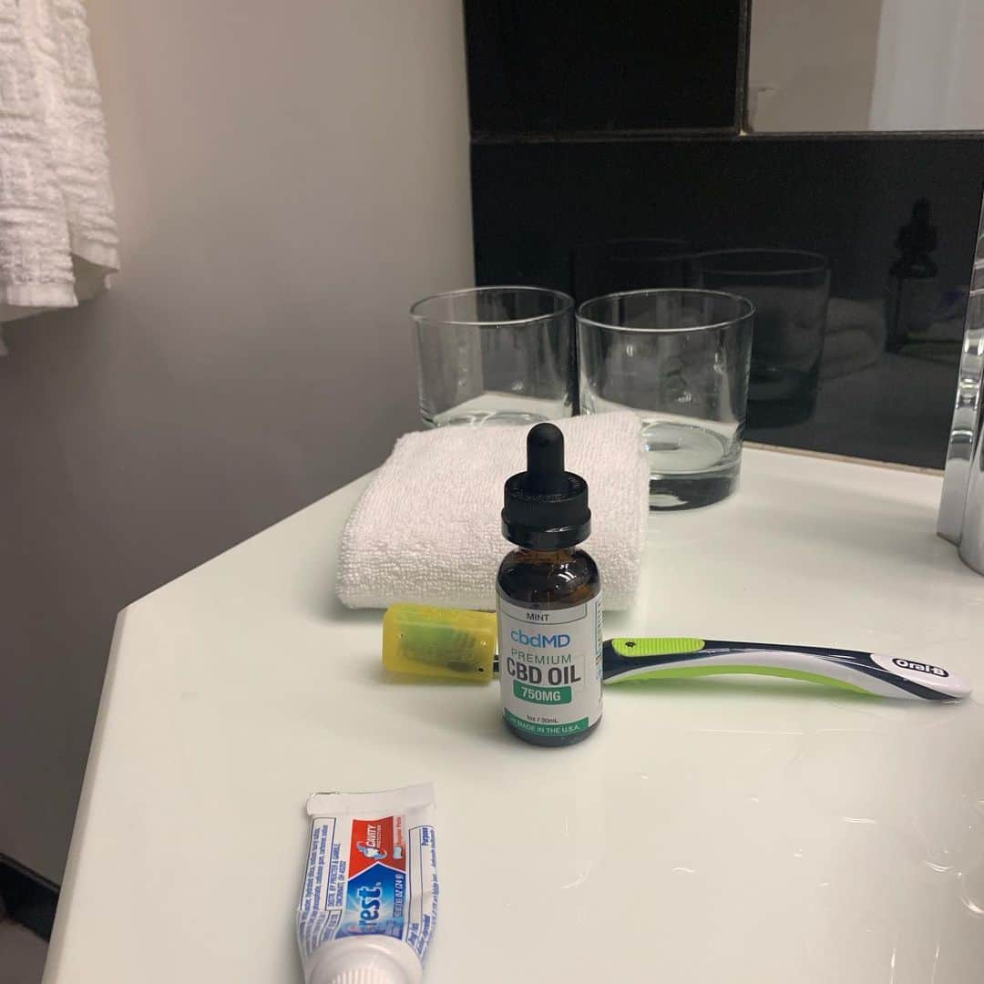 クイントン・ジャクソンさんのインスタグラム写真 - (クイントン・ジャクソンInstagram)「Even when I’m traveling the world i have my @cbdmd.usa goods ready,no THC so I’m good to go! Use my code WOLF for a discount. Thank ya boy later 😉」7月7日 4時45分 - rampage4real