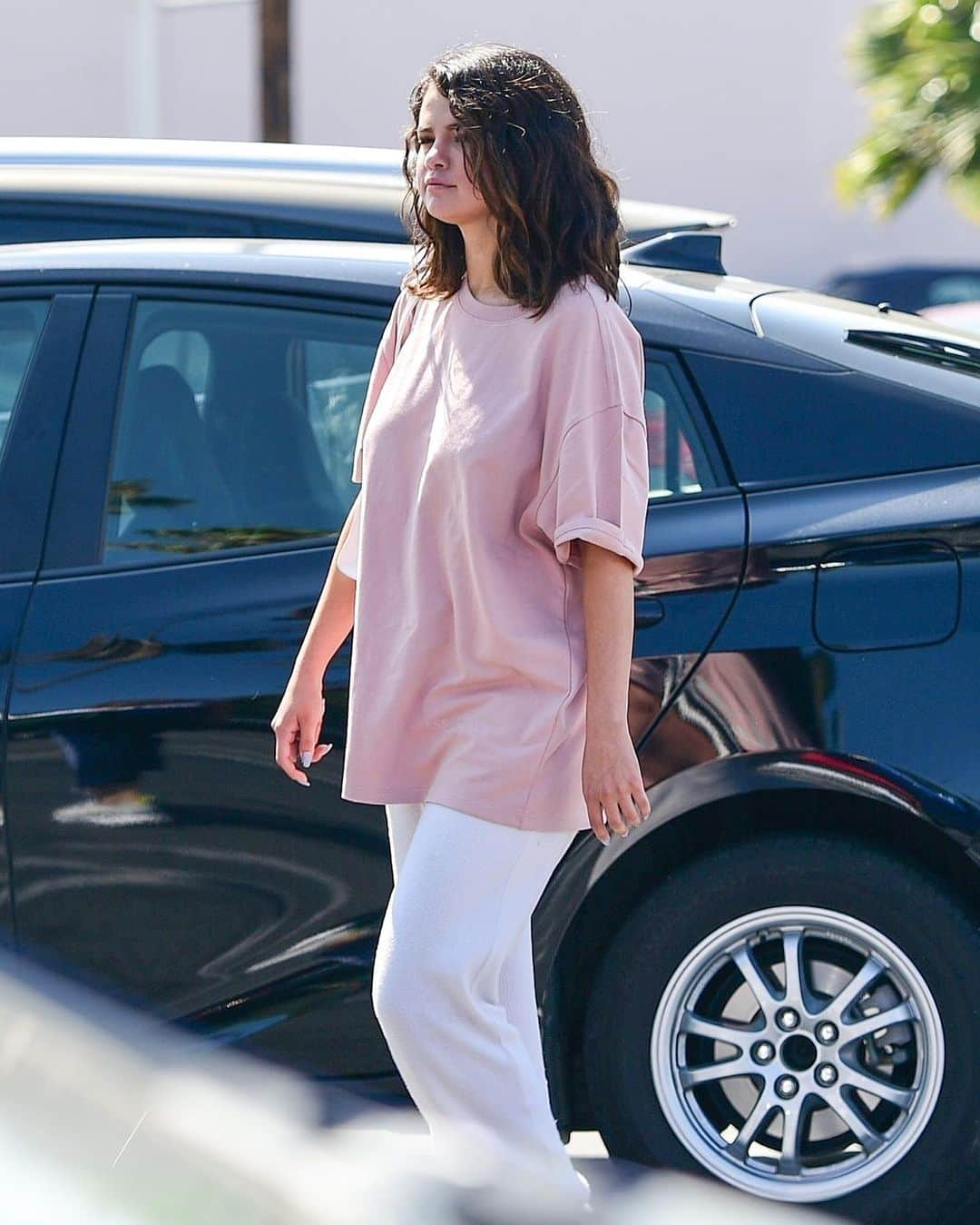 Just Jaredさんのインスタグラム写真 - (Just JaredInstagram)「@selenagomez dresses down in an oversized shirt and sweatpants while shopping with friends on Friday afternoon. #SelenaGomez Photo: Backgrid」7月7日 4時56分 - justjared