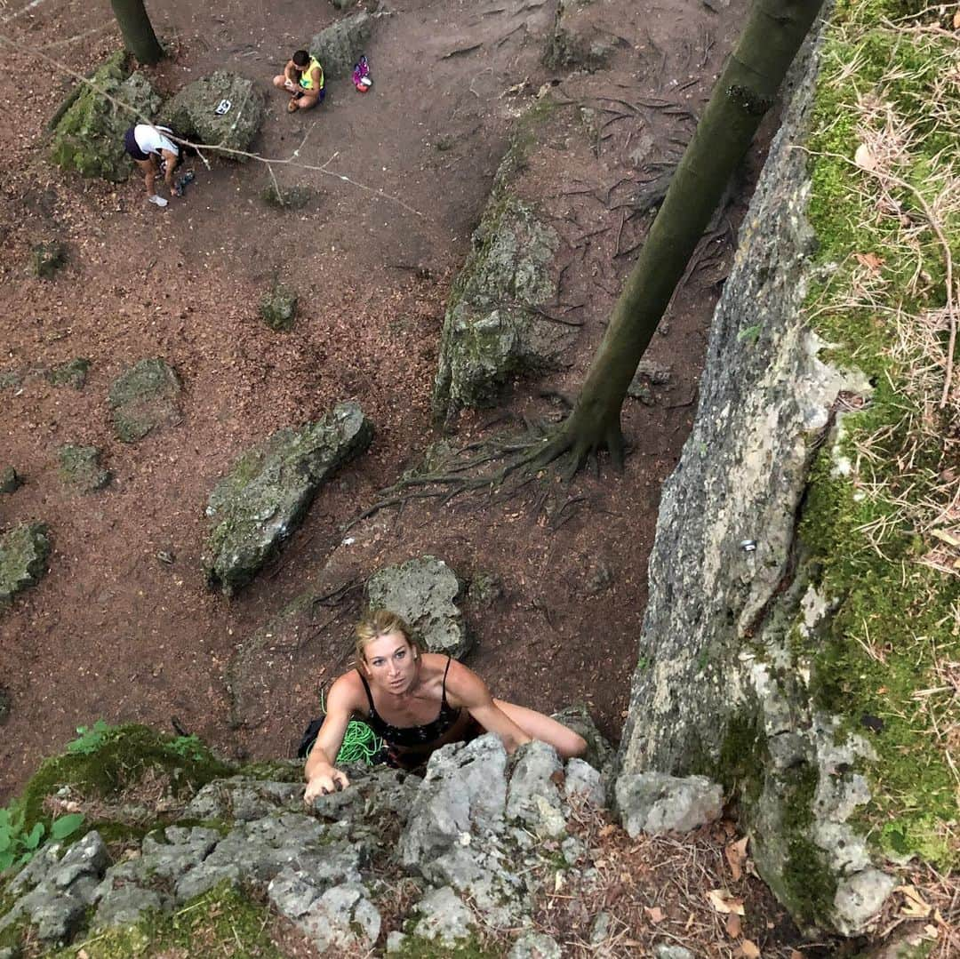 ジェシー・グラフさんのインスタグラム写真 - (ジェシー・グラフInstagram)「I’m lead climbing outside, like a real climber!... in Germany! 🇩🇪 @lucki_mari @oliedelmann @sweett_02」7月7日 5時06分 - jessiegraffpwr