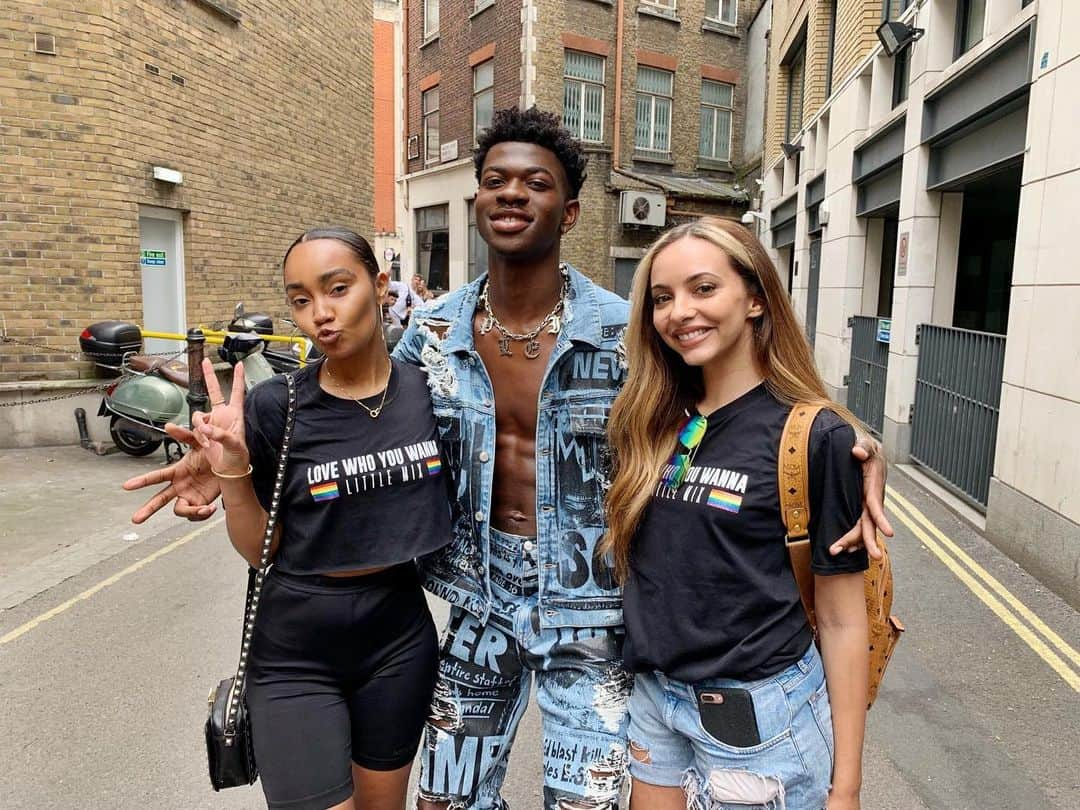 リトル・ミックスさんのインスタグラム写真 - (リトル・ミックスInstagram)「When @lilnasx meets Lil Mix 🔥 so happy we randomly bumped into you looking like our own fave fangirls in our merch ✌🏽😂 see ya in LA ✨」7月7日 5時07分 - littlemix