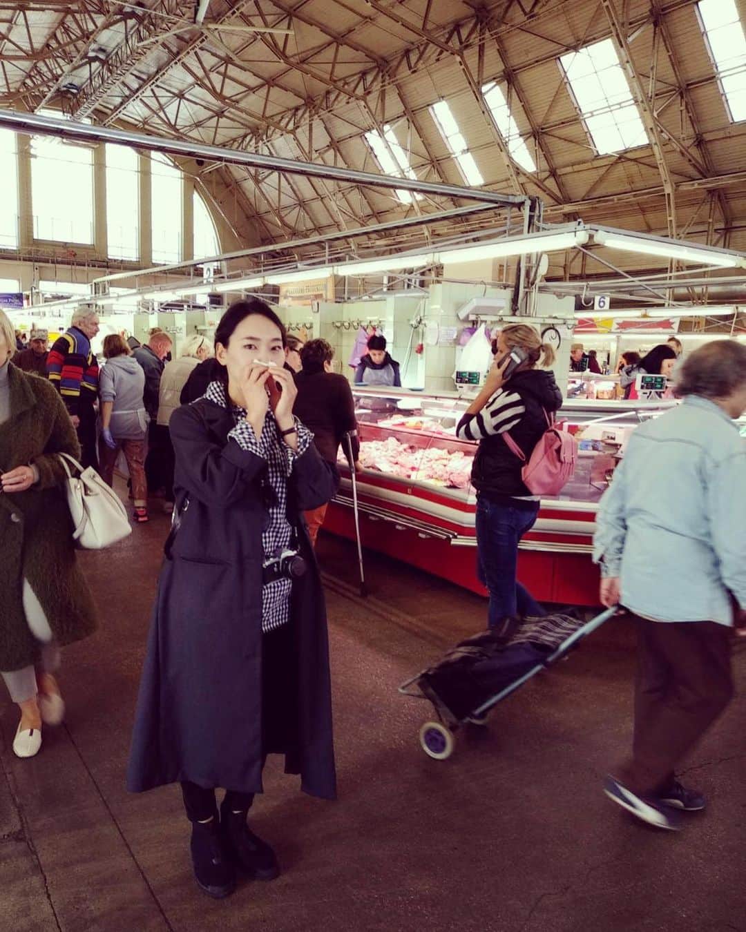 竹澤汀さんのインスタグラム写真 - (竹澤汀Instagram)「Latvia、Rigaは二泊三日。デンマークと、ラトビアは、Airbnbを使って泊まりました。デンマークは現地の人の家の一室をお借りして、Latviaは共同生活ではなく、まるっと一軒借りるタイプ。キッチンがあったから、母と簡単に自炊をしたよ。ホテルよりも広くて、安いし、ホテルよりもコミュニケーションが必要だから、楽しい。Rigaでの移動は、BoltというUberみたいな民間タクシーを使ってみたら、とても便利だった。安いし、おすすめです。  不便なことも含めて全部ためになるなと思える心を鍛えてくれるのは、やはり私にとっては旅だなあと思ったりする。  とても素敵なお部屋だったし、Rigaのセントラルマーケットで鼻かんでるところもしっかり激写されたし、猫とろけるかわいさだったし、このケーキ、感激の美味しさでした。もう一度食べたい。もう二、三度食べたい。レシピ持って帰って日本でも食べたい。パティシエのおばさんの養子になって一生食べてたい。（パティシエがおばさんかおじさんかは、謎。） 連投ごめんなさい🙇‍♀️ #latvia #riga #journey #diary #memo  #旅ログ #travelphotography #travelgram #旅 #baltic #catraveler #iphonephoto #マーケット大好き魔人 #続く」7月7日 4時59分 - migiwaaaaaaaaaa