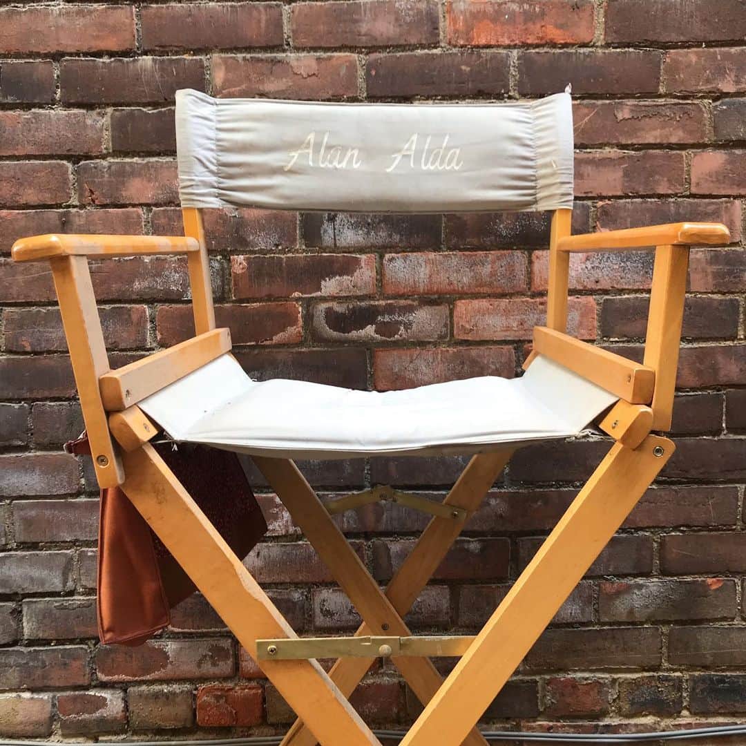 ヤニ・ゲルマンのインスタグラム：「Dear Alan Alda, I’ve had this chair for 15 years. We just moved & sadly I don’t have anywhere to put it. Before I take it down to the local vintage store, where I’m sure it will find an excited new owner, I wanted to offer it back to you, since it is, well, um yours. (Pick up only).」