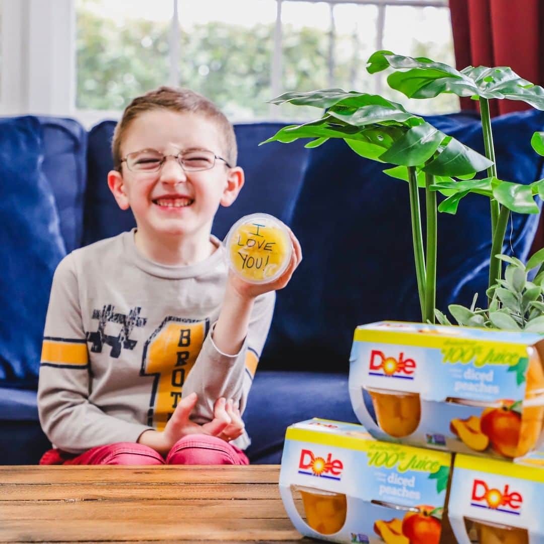 Dole Packaged Foods（ドール）さんのインスタグラム写真 - (Dole Packaged Foods（ドール）Instagram)「Smiles last for days when your mini-me finds their surprise #DoleFruitBowls message. Make it a tradition by adding a special note to every lunch.」7月7日 5時00分 - dolesunshine