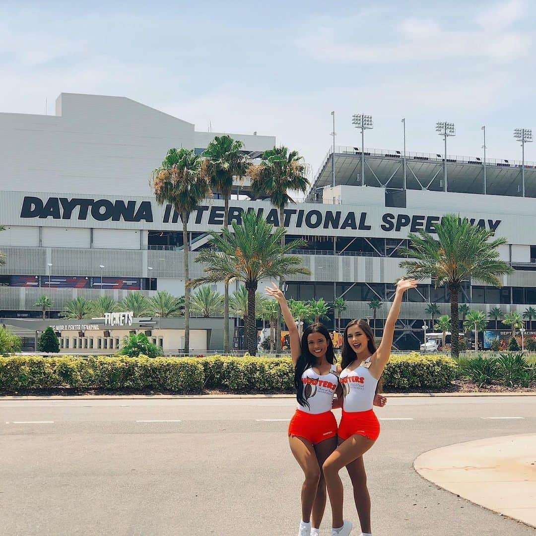 Hootersさんのインスタグラム写真 - (HootersInstagram)「Daytona is here! Come grab a spot and catch the race with us at 1:00 PM EST on Sunday!」7月7日 5時02分 - hooters