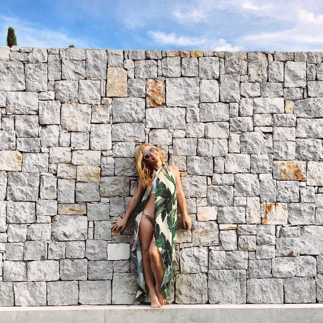 タラ・リピンスキーさんのインスタグラム写真 - (タラ・リピンスキーInstagram)「Thinking back to this beautiful day in Greece.🇬🇷 Currently I’m still in my pjs, stuck on the couch and searching the internet for the next place to travel to. 🌎 Planning a last minute vacation for August....Where do we go?! We love anywhere on the Mediterranean, any suggestions?」7月7日 5時03分 - taralipinski