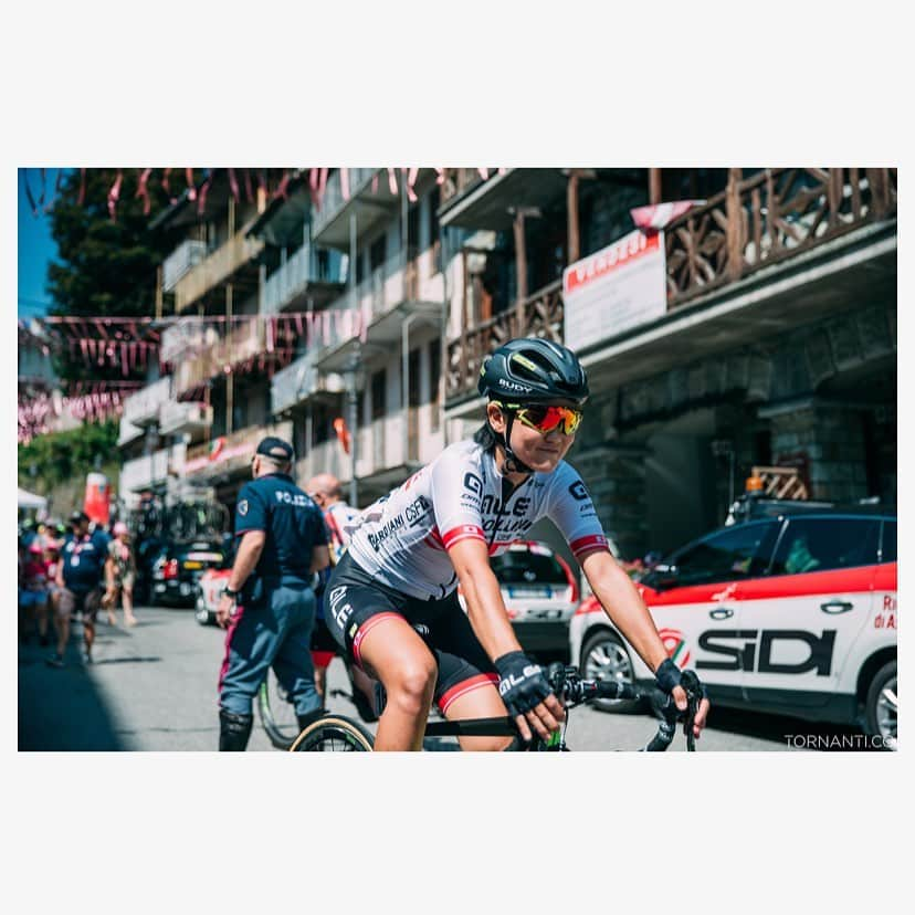 與那嶺恵理さんのインスタグラム写真 - (與那嶺恵理Instagram)「It’s #girorosa town is decorated in pink 🎀 Always nice to race but this year already Climb stage is coming on Stage 2 @girorosaiccrea 🌹I could smile just before start 😅 Another Climb is calling tomorrow 🤖 . . Today, Our teammies were doing so well 🙌🏻 @romy_kasper in the break & finally @sorayapaladin got 5th 🖐🏻 8 more stages 🖐🏻🤟🏻 . . 📸: @tornanti_cc  #AleGreenRoad ♻️ #IAmAle #alecycling #alecipollini #rudyproject #windtex #ursuswheels #withDMT #NK1K #enjoyyourride」7月7日 5時08分 - eriyonamine