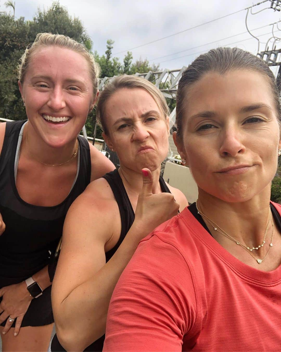 ダニカ・パトリックさんのインスタグラム写真 - (ダニカ・パトリックInstagram)「Just some chicks deadlifting. 💪🏼 Brooke is preggers and still workin it. Sarah picked up a bar for the first time and learned to deadlift and clean today. 🙌🏼 Get your fitness on. Try something new. Push yourself. ☺️」7月7日 5時09分 - danicapatrick