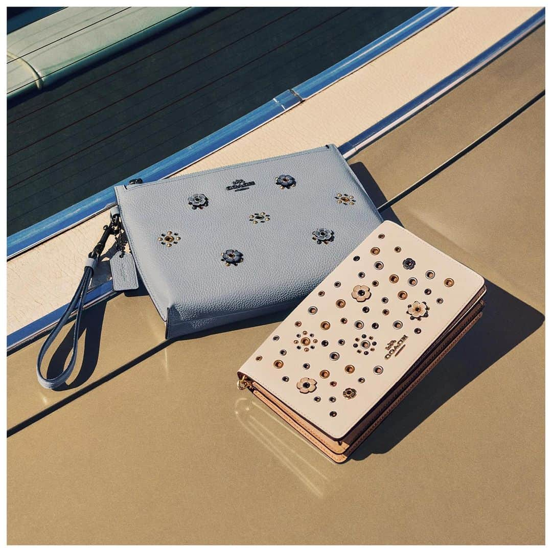 コーチさんのインスタグラム写真 - (コーチInstagram)「Put the petal to the metal with one of our go-with-anything-always-useful pretty floral rivet pouches. #CoachNY」7月7日 5時12分 - coach