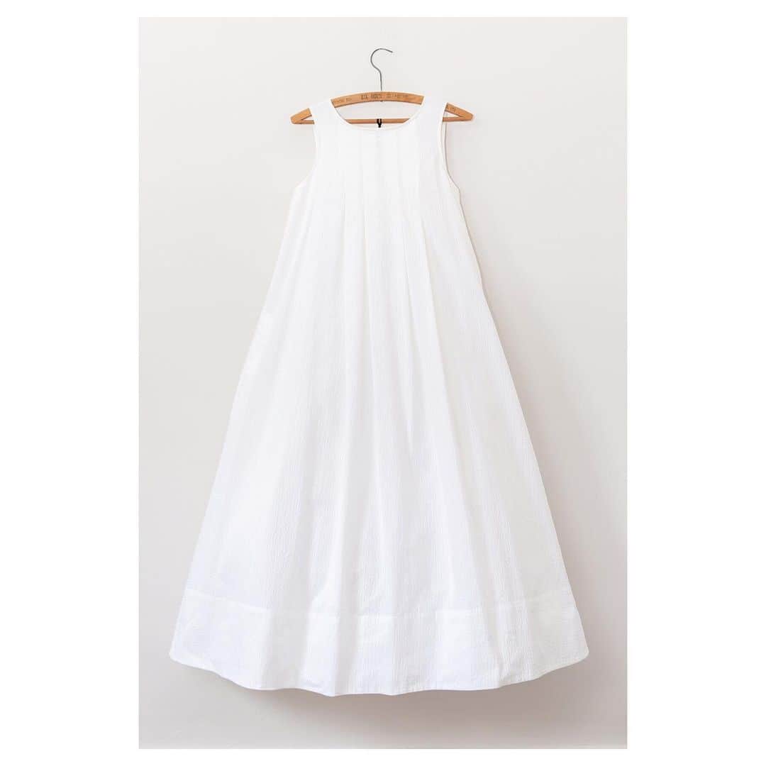 キャベジズ&ローゼズのインスタグラム：「Summer Whites 😍 The easiest dress to wear this summer, Rosemary is neat and charming in white seersucker with pretty pleats on the bodice. Flattering and perfect, she’s made with the utmost care and attention in London #summerwhites #britishmade #britishfashion #seersucker #seersuckersandsundresses #madeinlondon #slowfashionstyle #floatydress #cabbagesandroses #cabbagesandrosesfashion @christina_strutt @cabbagesandroses_shop 👆Link In Bio👆」
