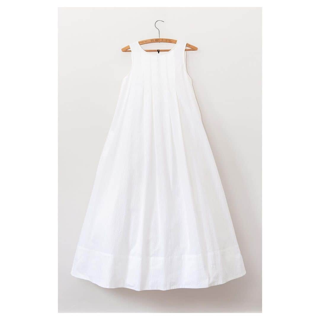 キャベジズ&ローゼズさんのインスタグラム写真 - (キャベジズ&ローゼズInstagram)「Summer Whites 😍 The easiest dress to wear this summer, Rosemary is neat and charming in white seersucker with pretty pleats on the bodice. Flattering and perfect, she’s made with the utmost care and attention in London #summerwhites #britishmade #britishfashion #seersucker #seersuckersandsundresses #madeinlondon #slowfashionstyle #floatydress #cabbagesandroses #cabbagesandrosesfashion @christina_strutt @cabbagesandroses_shop 👆Link In Bio👆」7月7日 5時33分 - cabbages_and_roses