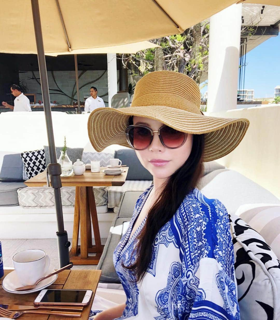 ミシェル・トラクテンバーグさんのインスタグラム写真 - (ミシェル・トラクテンバーグInstagram)「I'm not posing you're posing #Cabo #vacation ☀️💙💃🏻 @chilenobaycabo 🍹」7月7日 5時29分 - michelletrachtenberg