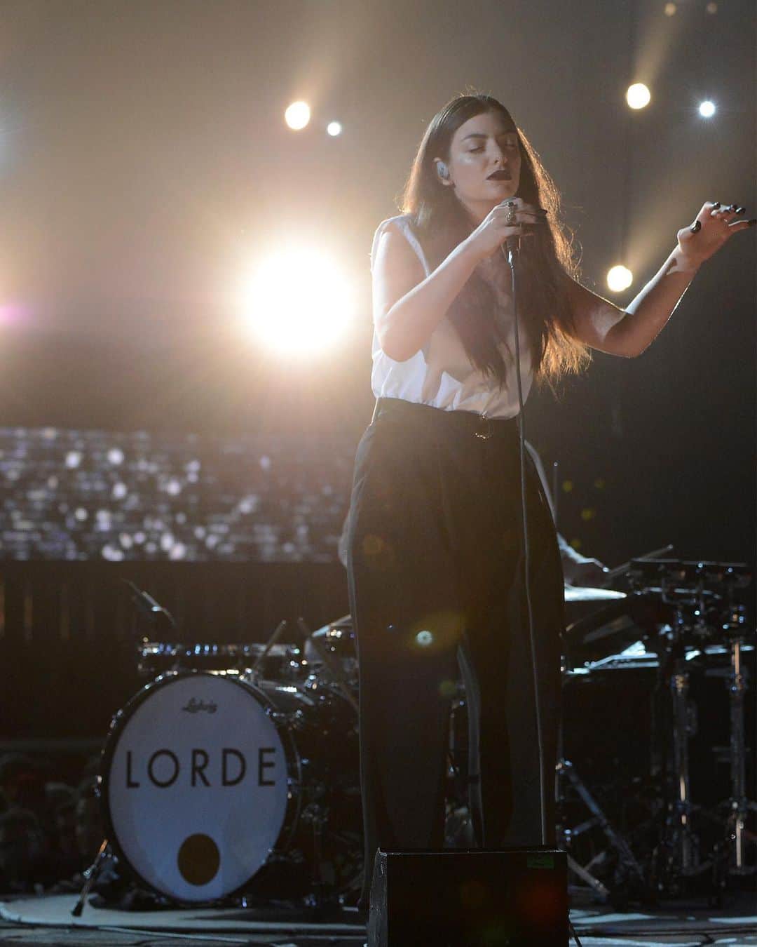 The GRAMMYsさんのインスタグラム写真 - (The GRAMMYsInstagram)「"And we'll never be royals It don't run in our blood That kind of lux just ain't for us We crave a different kind of buzz"  @lordemusic performs "Royals" at the 56th #GRAMMYs in 2014🎶 (#LyricFind)」7月7日 5時31分 - recordingacademy