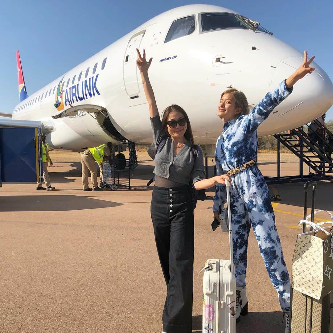 マキ・コニクソンさんのインスタグラム写真 - (マキ・コニクソンInstagram)「着いたぁ！✈️Johannesburgから飛行機で約1時間北に飛んでHoedspruitに来たよぉ！南半球は今の時期冬だからアフリカとは言え寒いのかな？って思ってたらなんと今日は日中22度もありました！でも朝晩は冷えるらしいよ。アフリカの冬を侮ってはいけないね！☝🏼 ローリーと昨日合流したの！相変わらず面白くて可愛いくて本当にハッピーガール！ハッピーな人と一緒にいるとこっちもハッピーになるからまさにハッピーの連鎖！💕💕 坂上どうぶつ王国、南アフリカロケをずっと楽しみにしてたからワクワクが止まらないっ！🤗🤗 #南アのおすそ分け🇿🇦 #坂上どうぶつ王国 #ローラのおすそ分け😋」7月7日 5時49分 - makikonikson