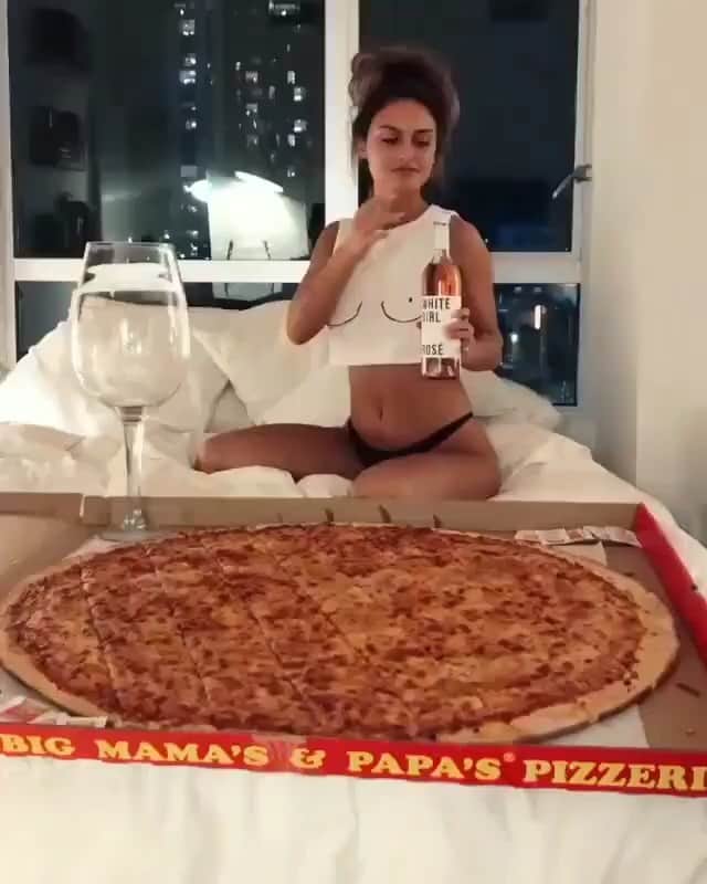BeStylishのインスタグラム：「Saturday evening vibes 😎🤟🏻🍸 __________ __________ www.powerbanq.com 👈🏼 __________ __________ #saturday #chill #chillvibes #pizza #saturdayvibes #relax #cool」