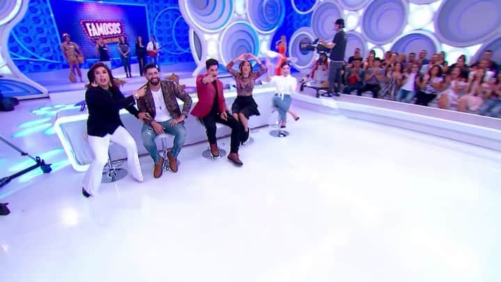 Eliana Michaelichin Bezerraのインスタグラム：「Quer diversão? Amanhã vem que tem!!!! Espero vcs no “Famosos da Internet”, às 15h, no SBT. #eliana #famososdainternet #programaeliana」