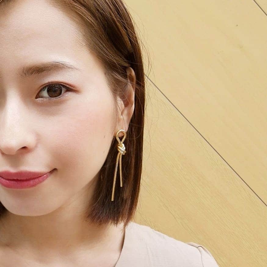 ヘアメイク&ネイル専門店 アトリエはるかさんのインスタグラム写真 - (ヘアメイク&ネイル専門店 アトリエはるかInstagram)「イタリア発のプロフェッショナルコスメブランド『EVAGARDEN（エヴァガーデン）』が日本初上陸🗾🇯🇵 EVAGARDENは、肌に優しく、ヨーロッパ最先端のトレンドを反映したプロ用コスメ💄 すでに世界30ヶ国以上で愛されている、今注目のメイクブランドです🌿 . 2019年7月1日(月)より全国のアトリエはるか限定で販売スタート🌈🌈🌈 日本で購入できるのはアトリエはるかだけ💁🏻‍♀️💕 . ✔モテピンクメイク hairmake&model　@atelierharuka_sato.moemi 王道&好印象のモテピンクメイク❣️ 詳しいプロセスは一つ前の動画をみてね🌈🌈🌈 . . . #evagarden #エヴァガーデン #evagardenアトリエはるか #atelierharuka #アトリエはるか #ヘアアレンジ #ヘアセット #ヘアスタイル #ヘアサロン #大人メイク #モテメイク #メイク動画 #ピンクメイク #ワントーンメイク #ボタニカル #夏メイク #おしゃれ #コスメ好きな人と繋がりたい #美容好きな人と繋がりたい #新作コスメ #新商品 #コスメ #化粧品 #日本初上陸 #アトリエはるか専売 #サロモ #サロモ募集 #hairarrange #summermakup #アトリエはるか公式」7月7日 5時59分 - atelierharuka_official