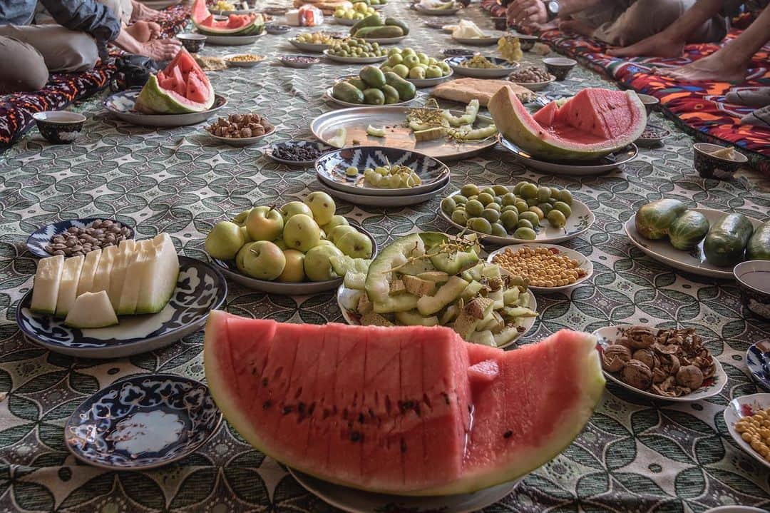 National Geographic Creativeさんのインスタグラム写真 - (National Geographic CreativeInstagram)「Photo by @shonephoto | A feast welcomes an international expedition team of cavers in Uzbekistan. #Hospitality #Uzbekistan #Exploration」7月7日 6時00分 - natgeointhefield