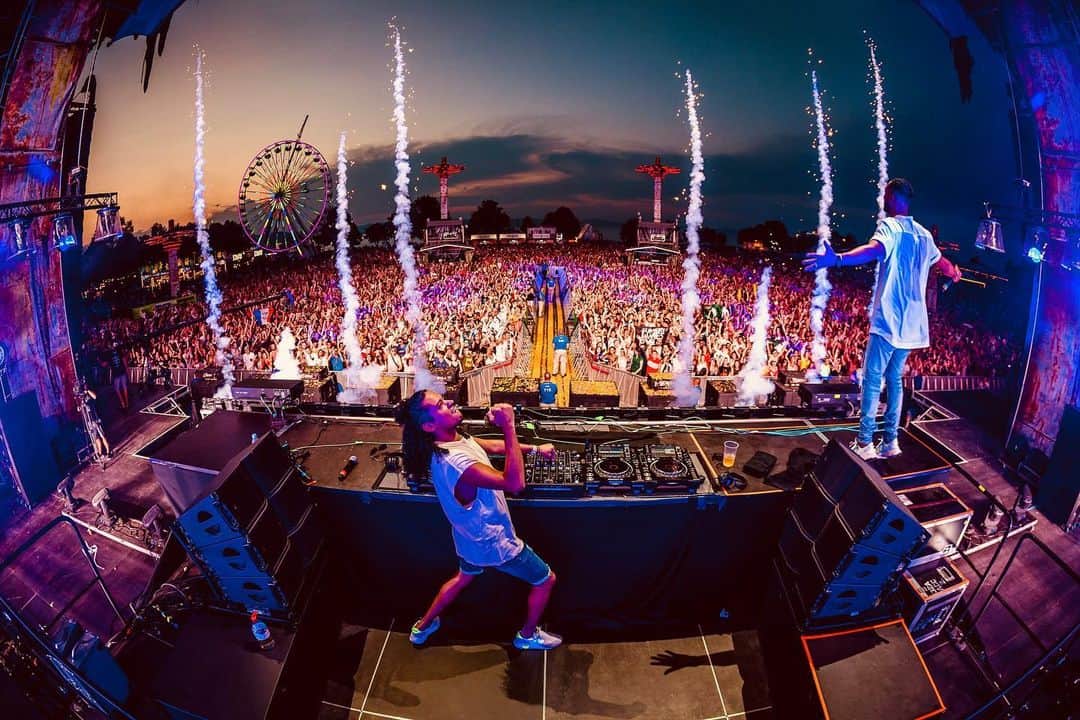 サネリー・ジェームズのインスタグラム：「Our first @balatonsound experience was insane!! Thank you so much Hungary 🇭🇺 ♥️.」