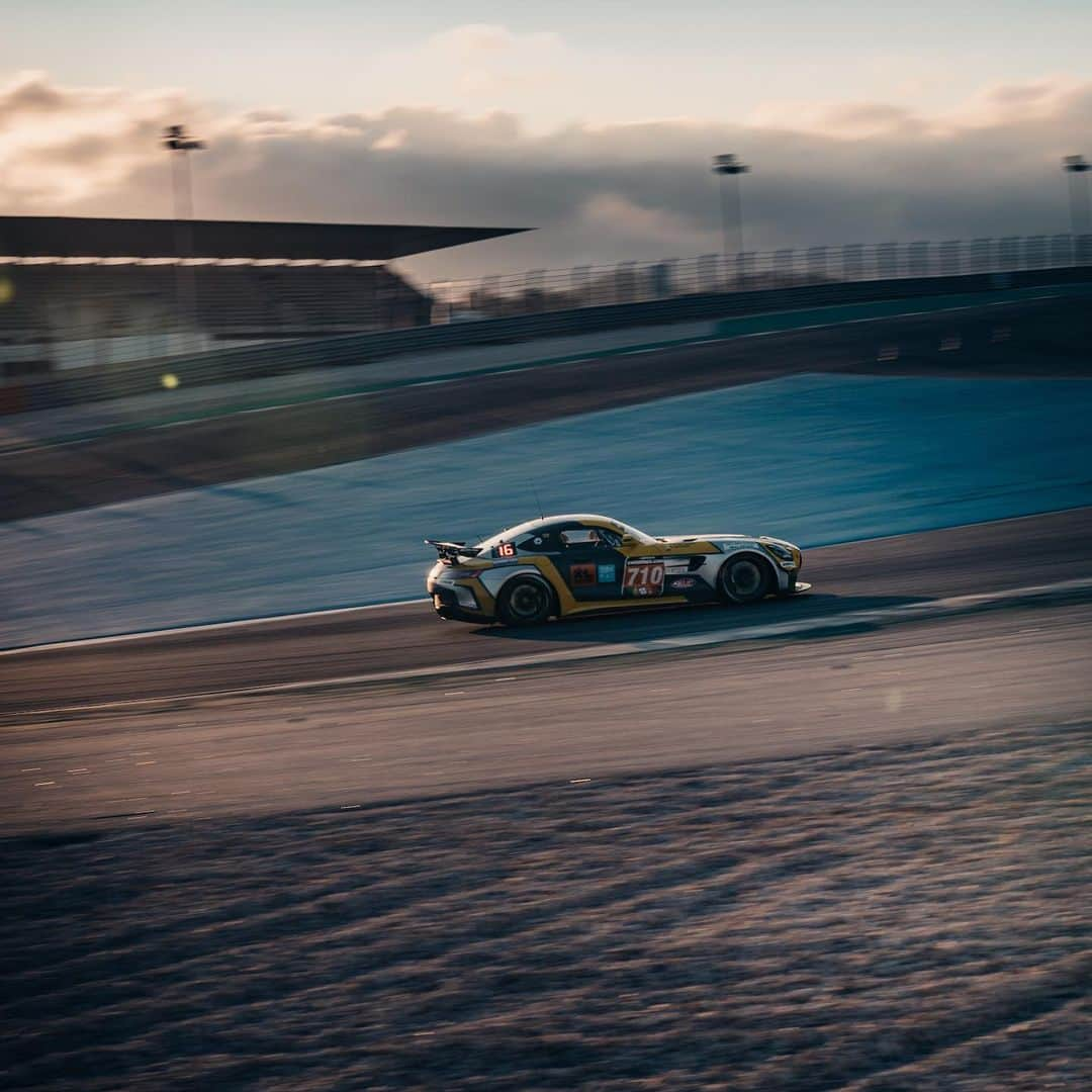 Mercedes AMGさんのインスタグラム写真 - (Mercedes AMGInstagram)「Racing into the night at #24HPortimao! After ten hours, our Mercedes-AMG GT3s and GT4s are in promising positions. Let’s push!  #MercedesAMG #AMGGT3 #AMG#DrivingPerformance #24HSERIES」7月7日 6時02分 - mercedesamg