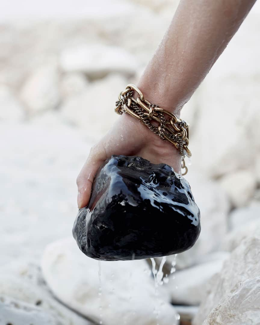 サルヴァトーレ・フェラガモさんのインスタグラム写真 - (サルヴァトーレ・フェラガモInstagram)「Ebb and flow: the muted charm of an antique gold #gancini chain bracelet #FerragamoPF19」7月7日 6時04分 - ferragamo