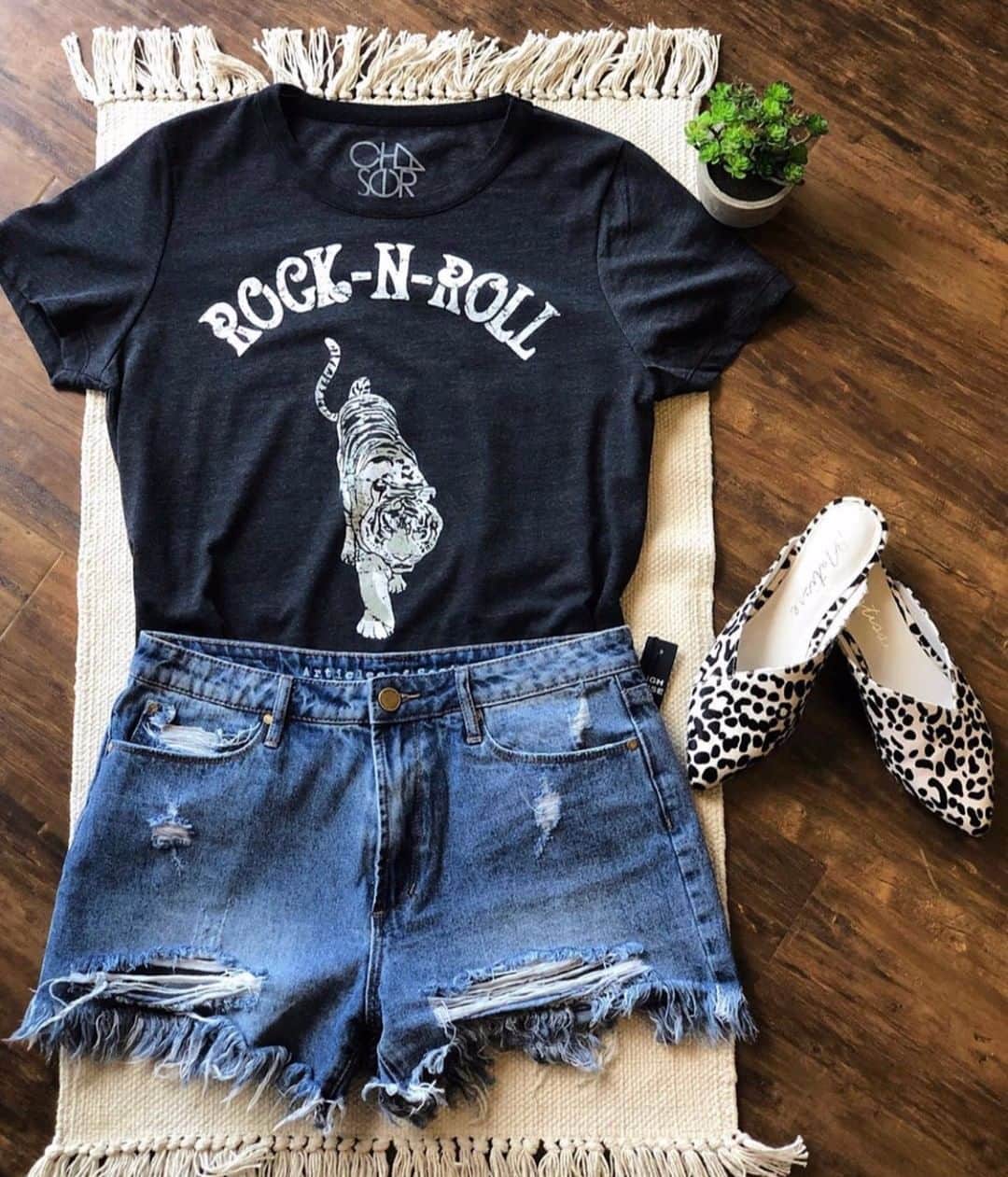 チェイサーのインスタグラム：「keep rock-n-roll alive⚡️ #chaserbrand #rocknroll @shopleaningwillow」