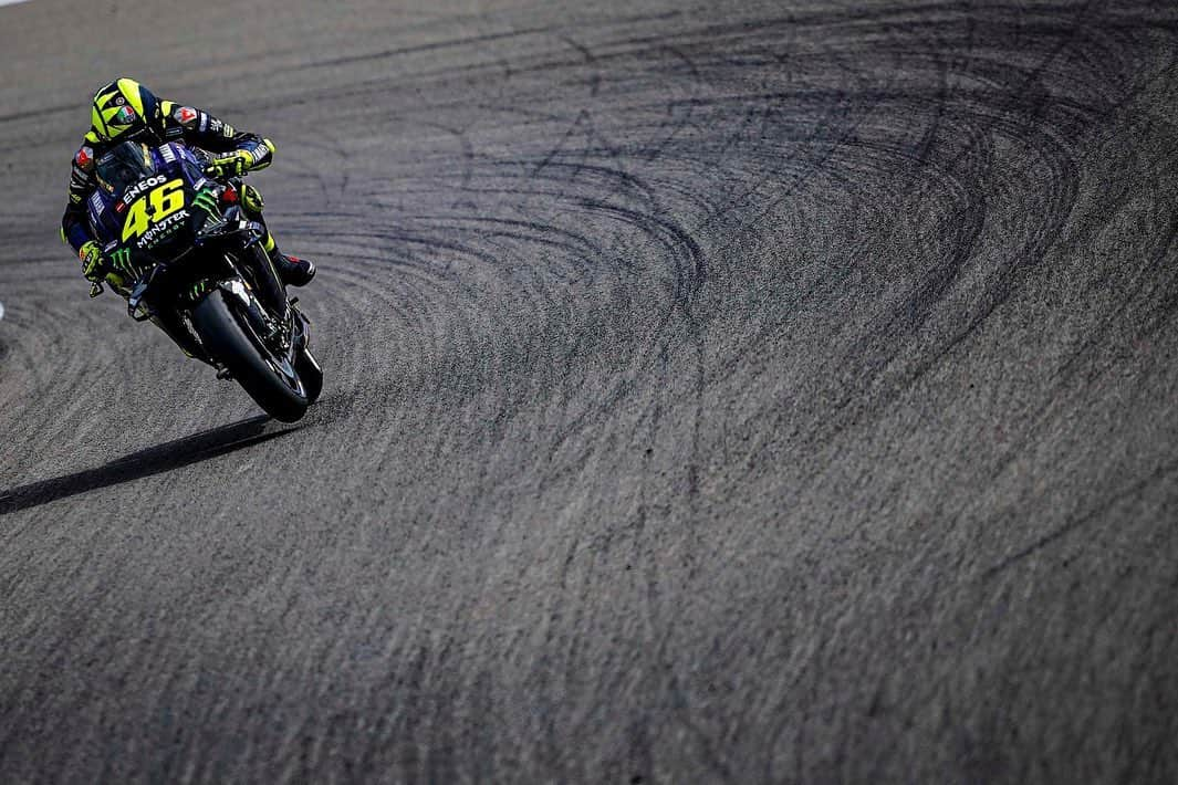 バレンティーノ・ロッシさんのインスタグラム写真 - (バレンティーノ・ロッシInstagram)「Sachsenring Circuit,Germany Saturday,official practice 📸 @falex79 Tino Martino」7月7日 6時18分 - valeyellow46