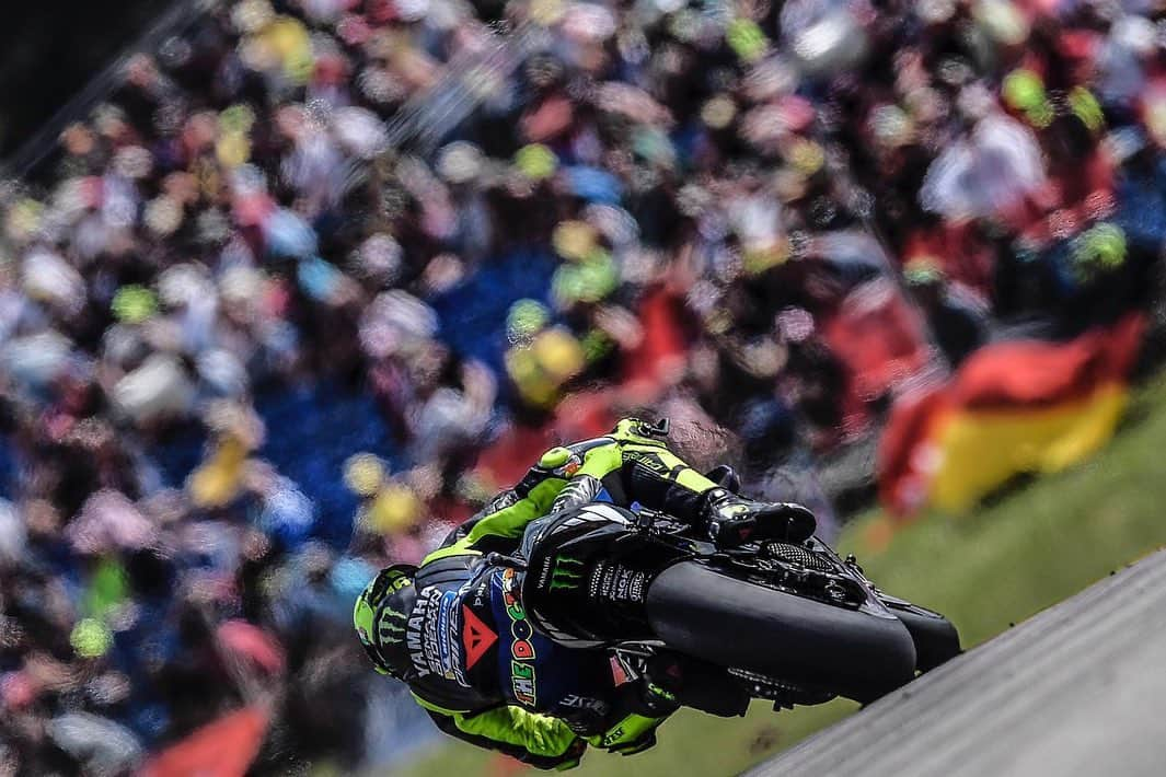 バレンティーノ・ロッシさんのインスタグラム写真 - (バレンティーノ・ロッシInstagram)「1000esimo post ragazzi!grazie a tutti per il supporto  Sachsenring Circuit,Germany Saturday,official practice 📸 @falex79 @gigisoldano @jesusrobledo Tino Martino」7月7日 6時21分 - valeyellow46