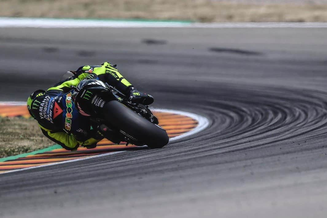 バレンティーノ・ロッシさんのインスタグラム写真 - (バレンティーノ・ロッシInstagram)「1000esimo post ragazzi!grazie a tutti per il supporto  Sachsenring Circuit,Germany Saturday,official practice 📸 @falex79 @gigisoldano @jesusrobledo Tino Martino」7月7日 6時21分 - valeyellow46