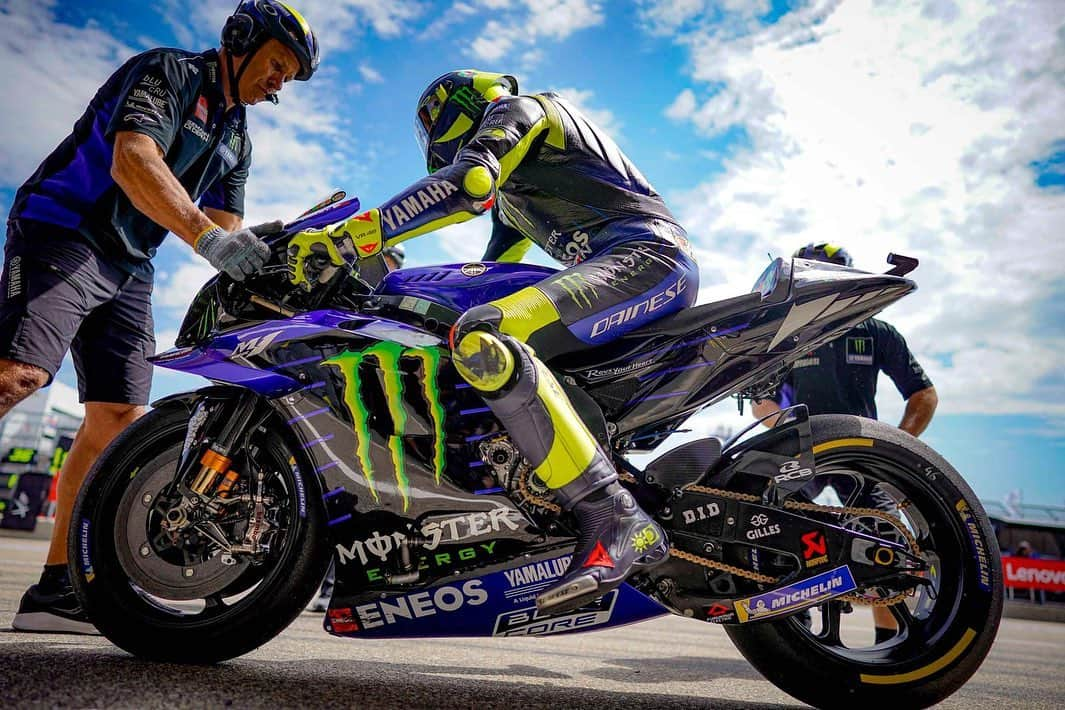 バレンティーノ・ロッシさんのインスタグラム写真 - (バレンティーノ・ロッシInstagram)「1000esimo post ragazzi!grazie a tutti per il supporto  Sachsenring Circuit,Germany Saturday,official practice 📸 @falex79 @gigisoldano @jesusrobledo Tino Martino」7月7日 6時21分 - valeyellow46