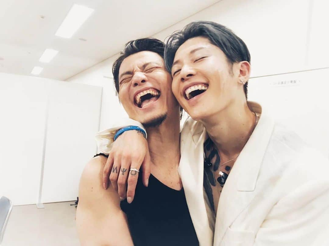 雅-MIYAVI-さんのインスタグラム写真 - (雅-MIYAVI-Instagram)「with my bro @kreva_drk_dj908 楽屋にて”悶絶中の“クレ兄ちゃんと。この人も侍スピリットです。いつも最高の言葉をありがとう！！！！😃😃🙌🏻💯 #Repost @miyavi_news 【Photo】 『ONE NIGHT SHOW 2019』 #MIYAVI、#KREVAとコラボした『#STRONG』を熱演！ #repost @kreva_drk_dj908 . #矢沢永吉 #矢沢フェス #ONENIGHTSHOW2019」7月7日 6時27分 - miyavi_ishihara