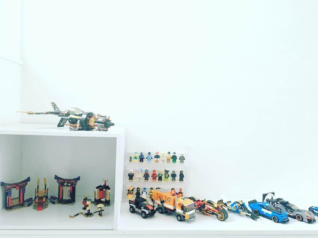 ナカイシミキさんのインスタグラム写真 - (ナカイシミキInstagram)「#LEGO ・ 週末に整理したレゴスペース🧱 ・ とりあえず飾って収納🛩🚍🚚 ・ ・ お人形は倒れないように #ブロッテ につけました🕴 ・ ・ #legostagram #おもちゃ収納 #子供部屋 #3BOYS #3兄弟 #男の子 #レゴニンジャゴー #legoninjago #レゴ収納 #インテリア #interior #収納」7月7日 6時37分 - mikivicious