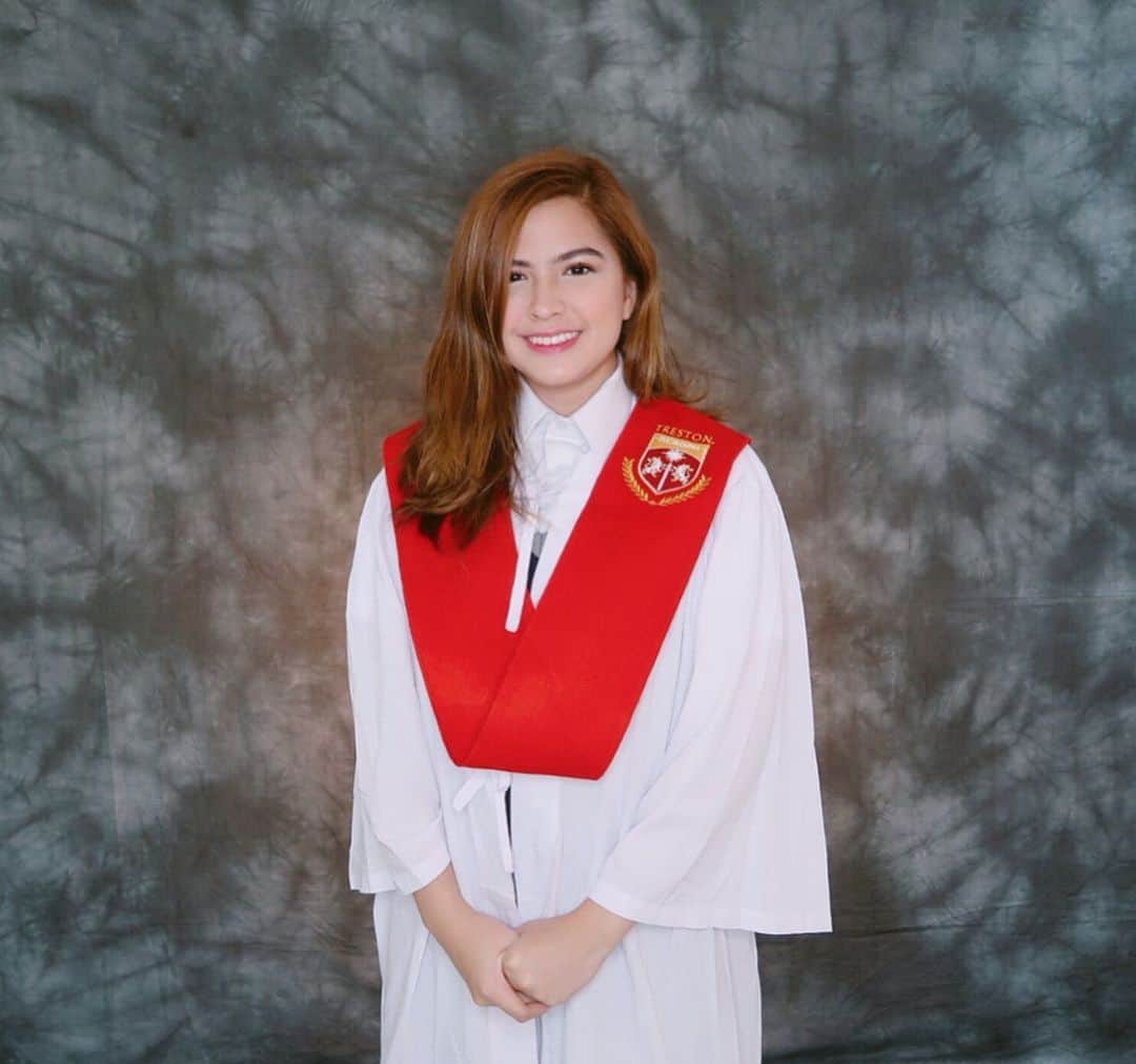 Alexa Ilacadさんのインスタグラム写真 - (Alexa IlacadInstagram)「My senior-high grad pics finally came in! [SWIPE] 😍 Also, I can't believe I just finished my first year of college at @trestonph 😳 Where did time go?? Second year starts this August. So excited and nervous for all the new adventures i'll be experiencing ♥️」7月7日 17時38分 - alexailacad