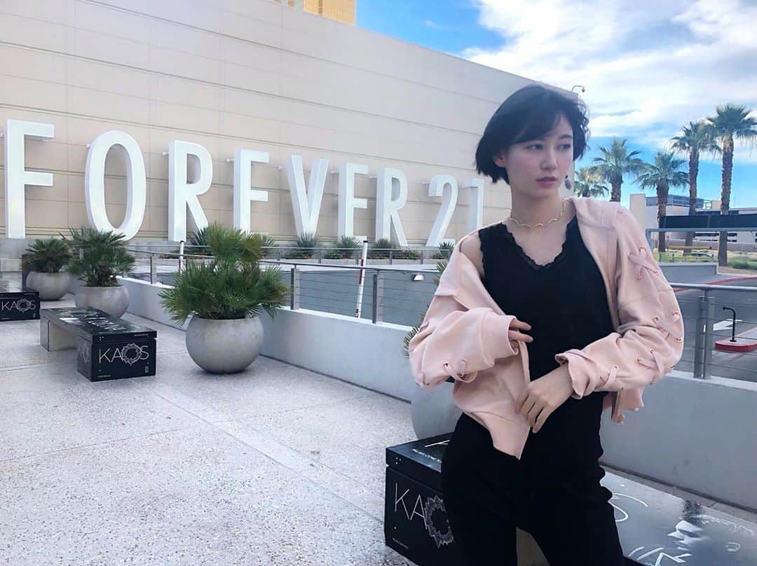 のインスタグラム：「こっちのFOREVER21映え。  #forever21 #lasvegas #victoriasecrets #gu #emoda #ootd #コーデ #今日のコーデ」