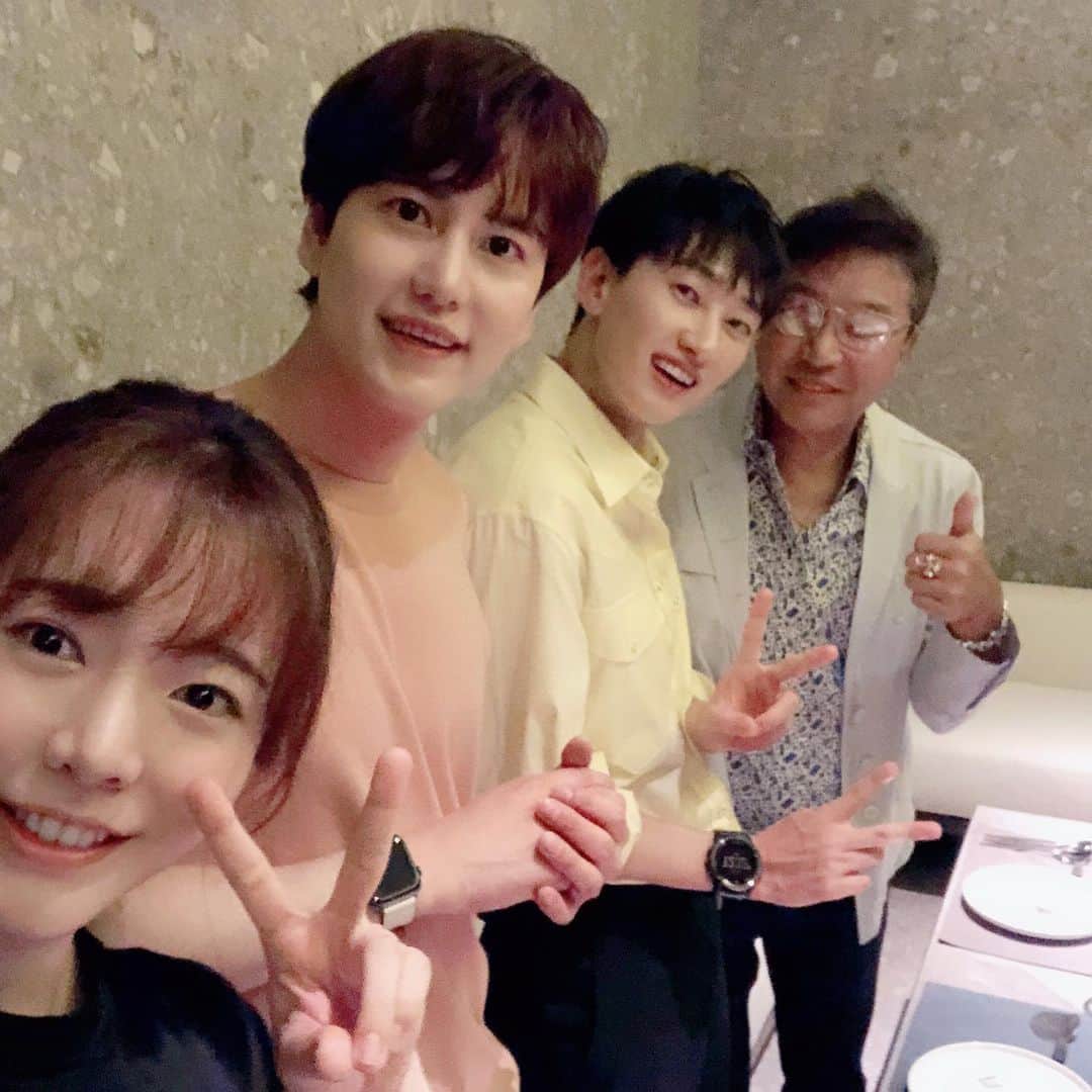 サニー のインスタグラム：「얼마전 급번개⚡️#SMTown #담엔더많이모여요~ #자상한이수만선생님 #재밌는은혁오빠 #착한규현오빠 #무서운막내써니」