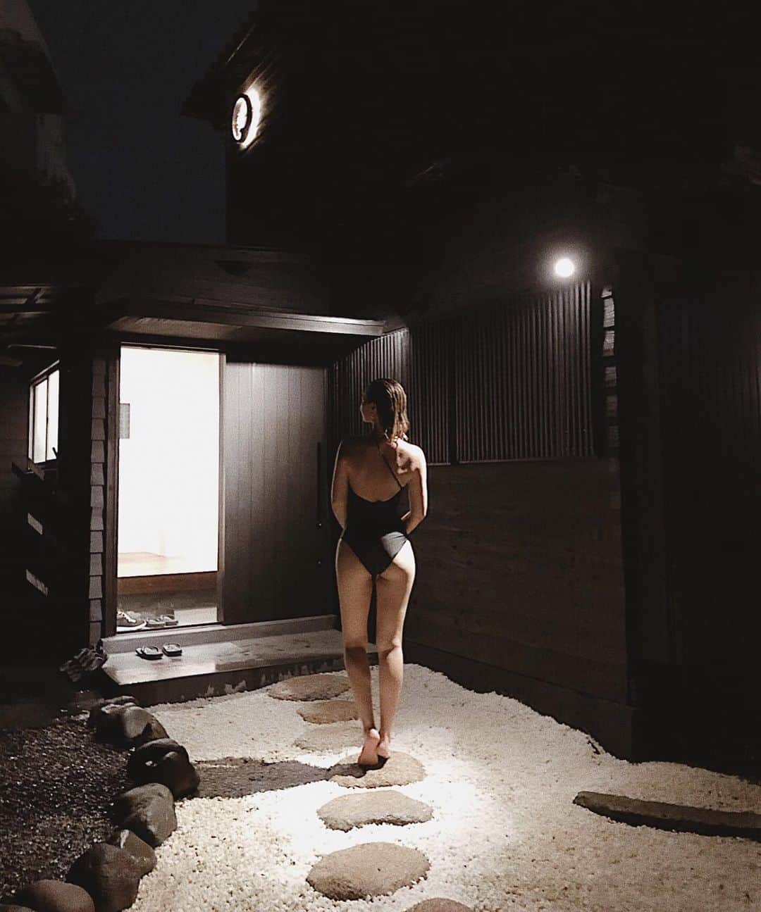 須田朱音さんのインスタグラム写真 - (須田朱音Instagram)「🧖🏼‍♀️ . @zenvague . BEACH × MODE × TRADITION . 球体サウナでカラーサウナ(green)に入り MISAのサウナストーブにロウリュ🚿 . あつーい蒸気で一気に温まった身体を モードな水風呂で冷す。 からの… 空気の澄んだ日本庭園のお庭で外気浴🏯 . 最高🧘🏻‍♀️って、言葉しか出て来なかった。 . #zenvague #sauna #saunner #kamakura #gillia」7月7日 16時20分 - akane_godo