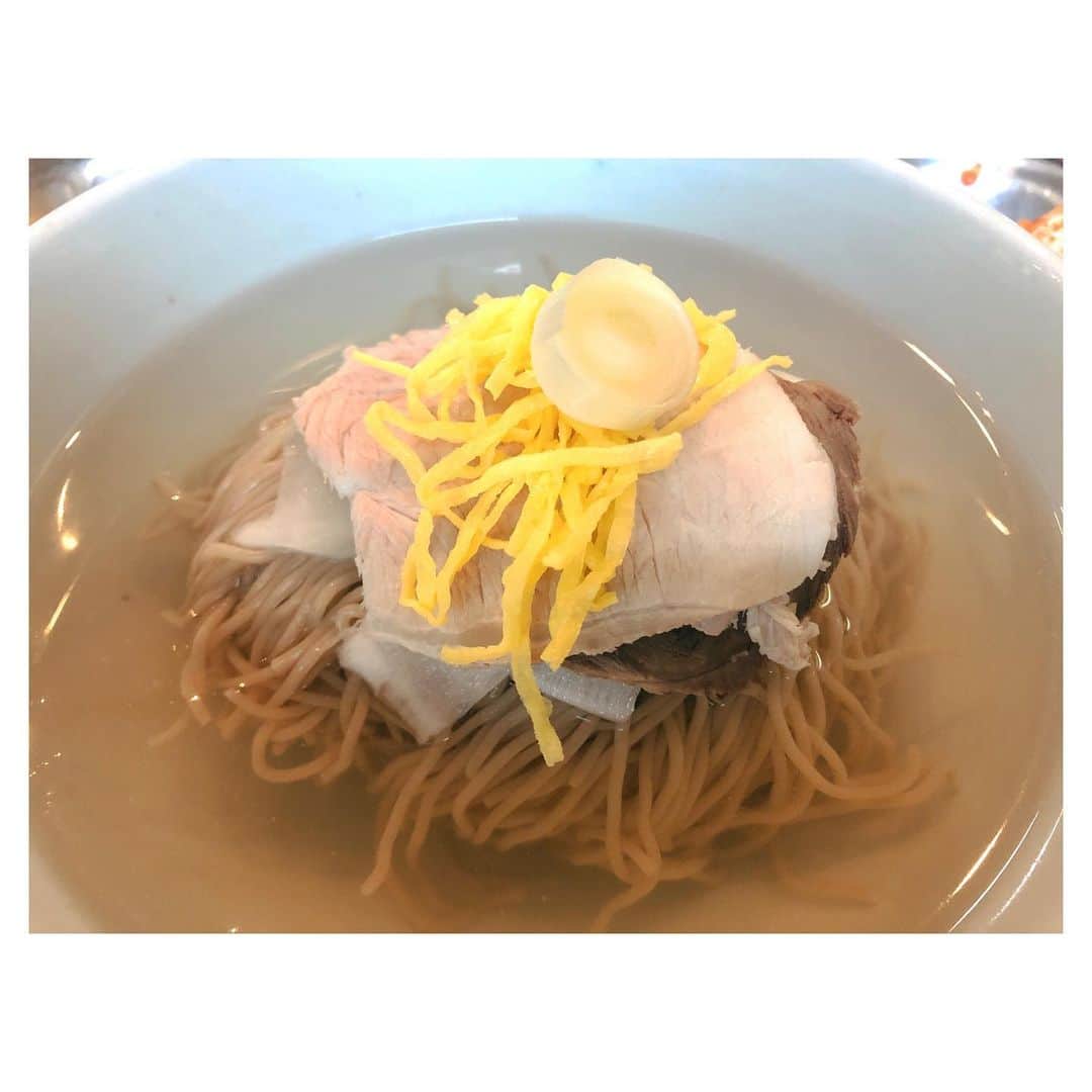 カン・ハンナさんのインスタグラム写真 - (カン・ハンナInstagram)「.﻿ ﻿ 《ソウル》﻿ ﻿ ﻿ ミシュランにも選ばれた平壌冷麺のお店💗 ﻿ ﻿ ﻿ ソウルにある「クァンファムンクッパ」です。﻿ ﻿ ﻿ シンプルで薄味ですけど、﻿ また食べたくなるおいしさでした☺️ ﻿ ﻿ ﻿ 水冷麺にキムチ乗せて食べると最高でした。﻿ ﻿ ﻿ ﻿ ﻿ ﻿ #ソウルおすすめ #ソウル旅 #韓国料理 ﻿ #平壌冷麺 #冷麺 #シンプルな味が美味しい ﻿ #ミシュラン #クァンファムンクッパ ﻿ ﻿」7月7日 16時20分 - kang_hanna_jp