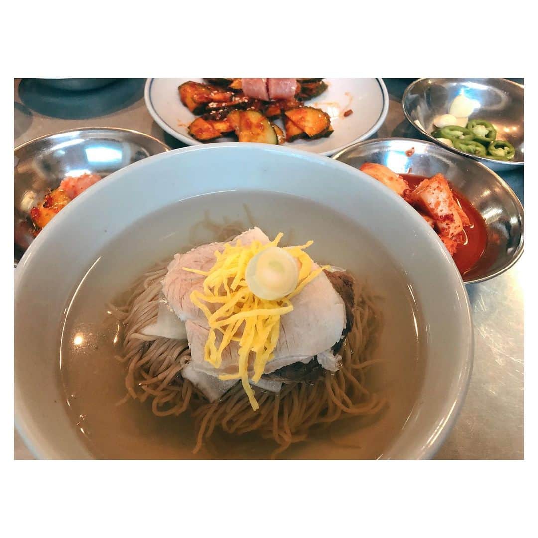 カン・ハンナのインスタグラム：「.﻿ ﻿ 《ソウル》﻿ ﻿ ﻿ ミシュランにも選ばれた平壌冷麺のお店💗 ﻿ ﻿ ﻿ ソウルにある「クァンファムンクッパ」です。﻿ ﻿ ﻿ シンプルで薄味ですけど、﻿ また食べたくなるおいしさでした☺️ ﻿ ﻿ ﻿ 水冷麺にキムチ乗せて食べると最高でした。﻿ ﻿ ﻿ ﻿ ﻿ ﻿ #ソウルおすすめ #ソウル旅 #韓国料理 ﻿ #平壌冷麺 #冷麺 #シンプルな味が美味しい ﻿ #ミシュラン #クァンファムンクッパ ﻿ ﻿」