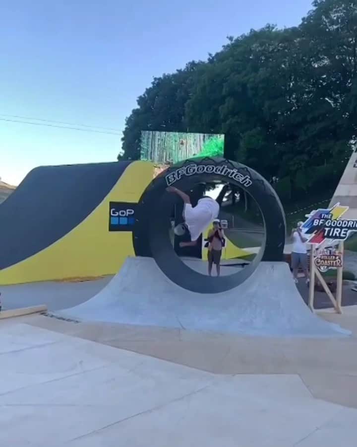 レッドブルのインスタグラム：「but, how? 🛹: @alexsorgente 📷: @alexmidler @redbullskate #skateboarding #loop #redbull」