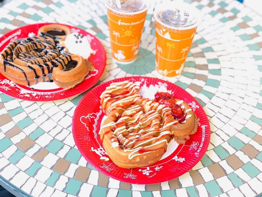 西村笑花さんのインスタグラム写真 - (西村笑花Instagram)「👭 ・ ・ #yum 😋💓 #birthdaygirl #disneyland #disney #tdl #waffle #tokyo #bestie #yummy #ディズニーランド #東京ディズニーランド #ディズニーコーデ #ミッキーワッフル #えみかぐるめ」7月7日 16時21分 - emika_nishimura