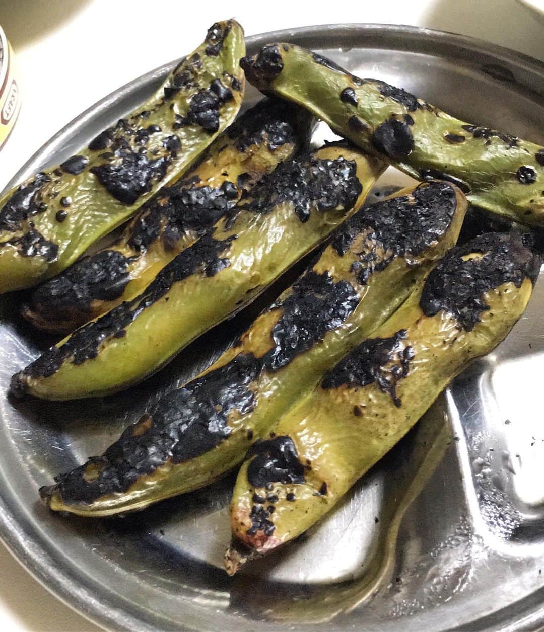 森田繁のインスタグラム：「昨日は枝豆だったので、きょうは空豆を焼く。」
