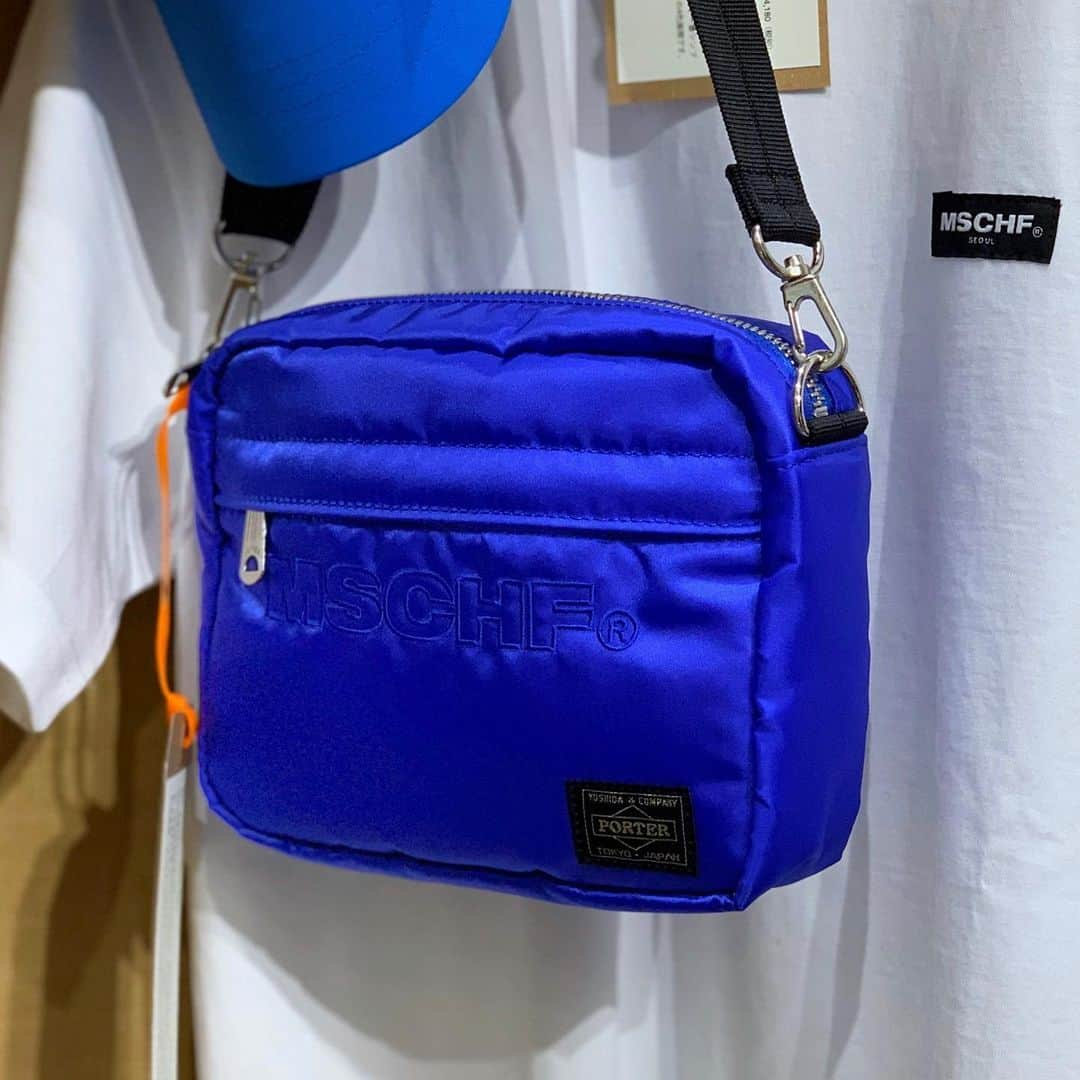 PORTER STANDさんのインスタグラム写真 - (PORTER STANDInstagram)「「PORTER STAND SHINAGAWA STATION」﻿ ﻿ 現在、PORTER STAND品川駅店では「MISCHIEF TRUNK SHOW」by PORTER STANDが好評開催中です。本日は、「MISCHIEF×PORTER」のアイテムをご紹介いたします。﻿ ﻿ ブックバッグは、収納口が大きく開き、荷物の出し入れが容易な仕様です。内装には、スマートフォンなどの小物を収納可能なポケットやファスナー付のポケットを設け、本体のサイドには、キーホルダーを付けられる二重リングを装備しています。﻿ コンパクトでありながら収納スペースが豊富なショルダーバッグは、スマートフォンや財布などの必需品がしっかり収納可能。ショルダーストラップを取り外して単体のポーチとしてもお使いいただけます。﻿ 内装に多くのカード段やポケットを設けた機能的なウォレットは、本体のサイド部にカラビナやウォレットコードを付けられる二重リングを装備しています。﻿ 各型本体カラーと同色のアイコニックな「MSCHF®」ロゴの刺繍を施し、MISCHIEFらしいスペシャルなアイテムとなっています。﻿ ﻿ MISCHIEF×PORTER﻿ ブックバッグ ￥20,800(税別)﻿ ショルダ－バッグ ￥16,500(税別)﻿ ウォレット ￥12,500(税別)﻿ ﻿ 開催期間：～7月29日（月）﻿ ﻿ 是非この機会にお立ち寄りください。スタッフ一同、皆様のご来店を心よりお待ちしております。﻿ ﻿ #yoshidakaban #porter #porteryoshida #madeinjapan #japan #tokyo #porterstand #shinagawa #trunkshow #mischief #mschf #mschfgirl #korea #seoul#mschfxporter #mschf2019ss #요시다가방 #포터 #미스치프#미스치프걸」7月7日 16時29分 - porter_stand