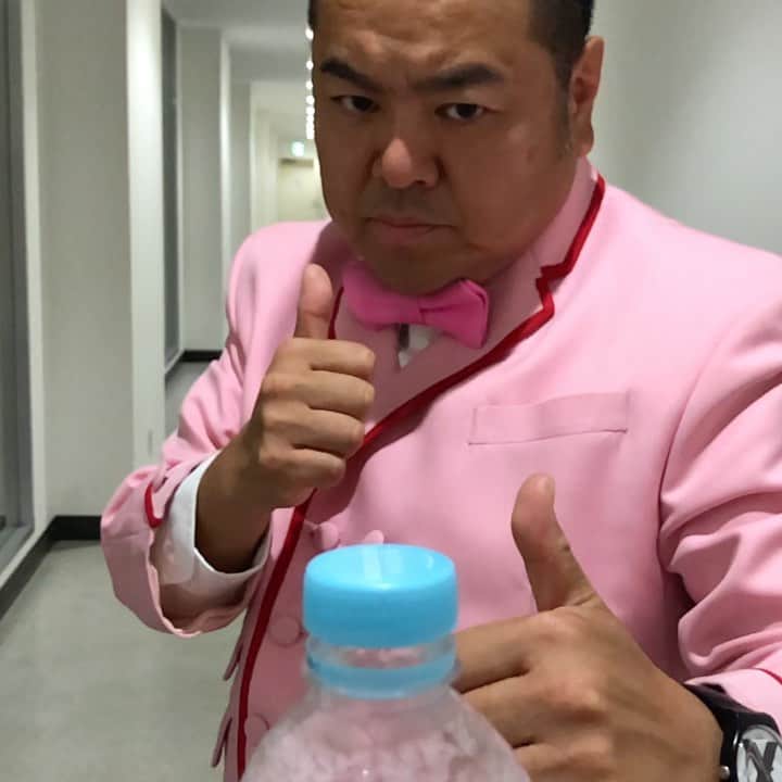大地洋輔のインスタグラム：「ボトルキャップチャレンジは難しいので、  ボトルマッチチャレンジしました。  皆さんも是非やってみてください。  #ボトルマッチチャレンジ #ボトルキャップチャレンジ #コツは #親指はピンと立てる #マッチでぇーすのタイミング #蓋を黒柳さんに見立てる #以上です」