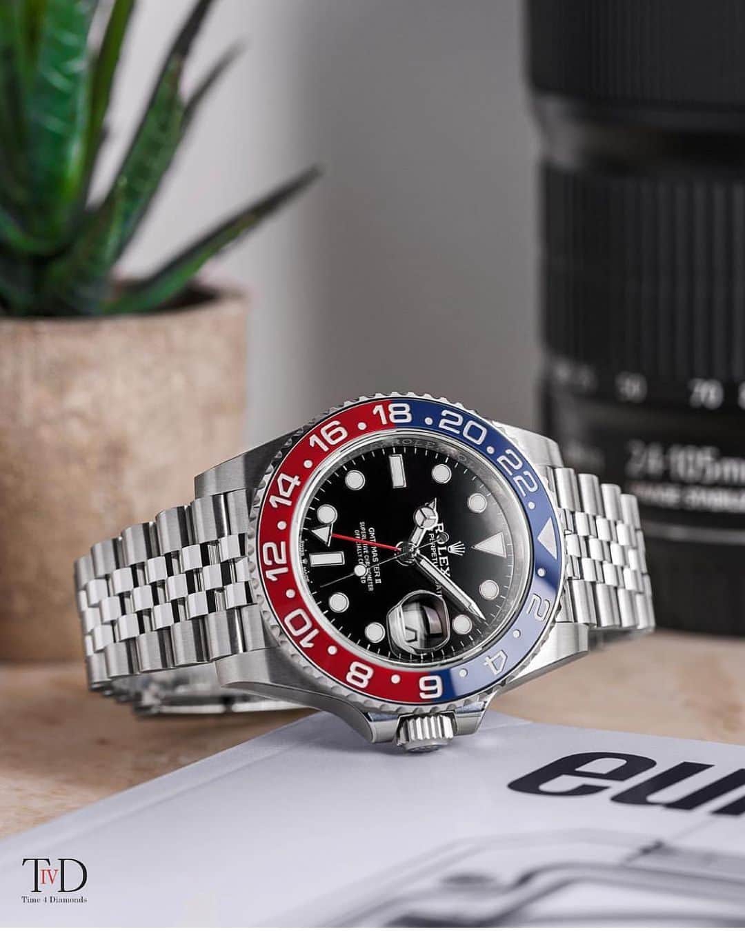 Daily Watchさんのインスタグラム写真 - (Daily WatchInstagram)「The might Rolex GMT-Master II Pepsi on the iconic jubilee bracelet 🔴🔵 Photo by @time4diamonds」7月7日 16時31分 - dailywatch